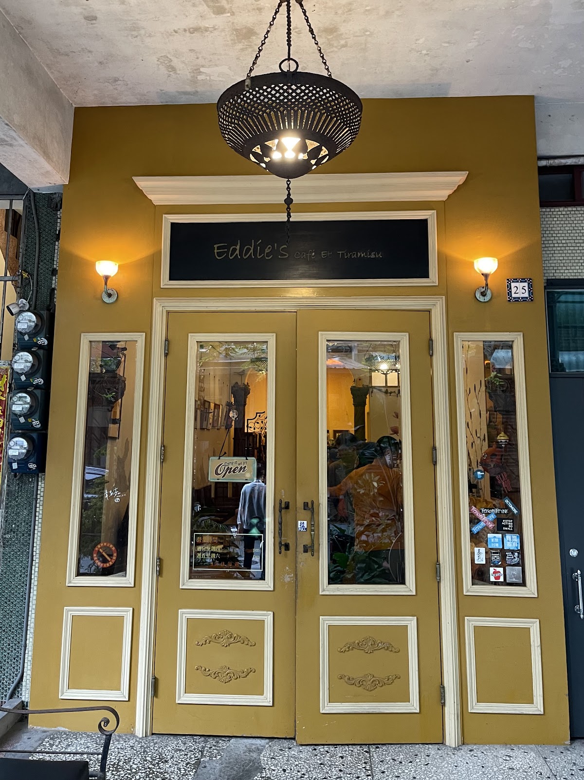 Eddie's Cafe Et Tiramisu